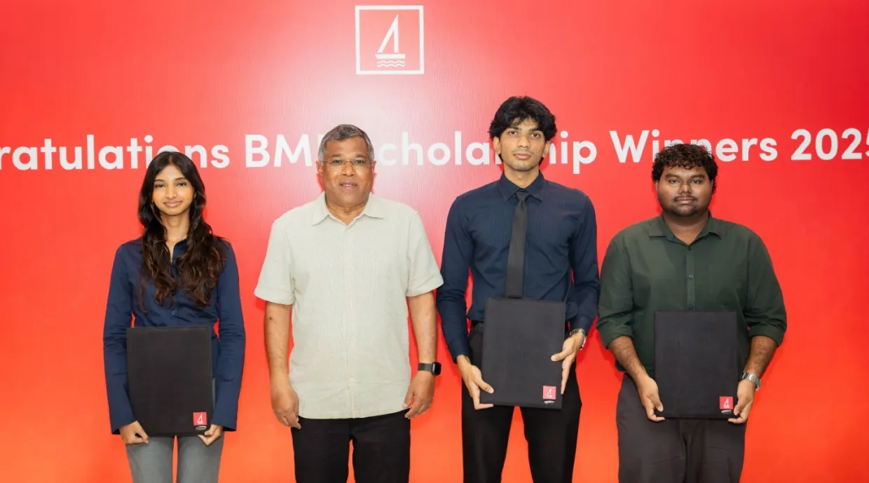 ބީއެމްއެލް އިން ހުރިހާ ޚަރަދެއްކުރާ ސްކޮލާޝިޕަށް ތިން ދަރިވަރަކު ހޮވައިފި
