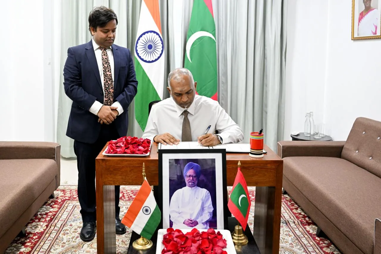 މަންމޯހަން ސިންގ ގެ ތައުޒިޔާ ދަފްތަރުގައި ރައީސް ސޮއި ކުރެއްވުން: ފޮޓޯ/ ރައީސް އޮފީސް