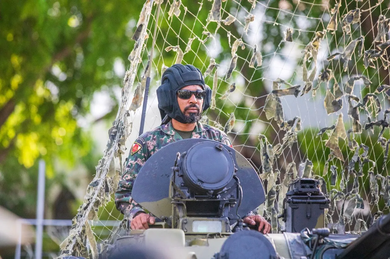 މި އަހަރުގެ މާރިޗް މަހުގެ 30 ގައި ބޭއްވި ކުޑަކުދީންގެ ހަވީރުގައި ސިފައިންގެ މީހަކު - ފައިލް ފޮޓޯ: ދުވަސް