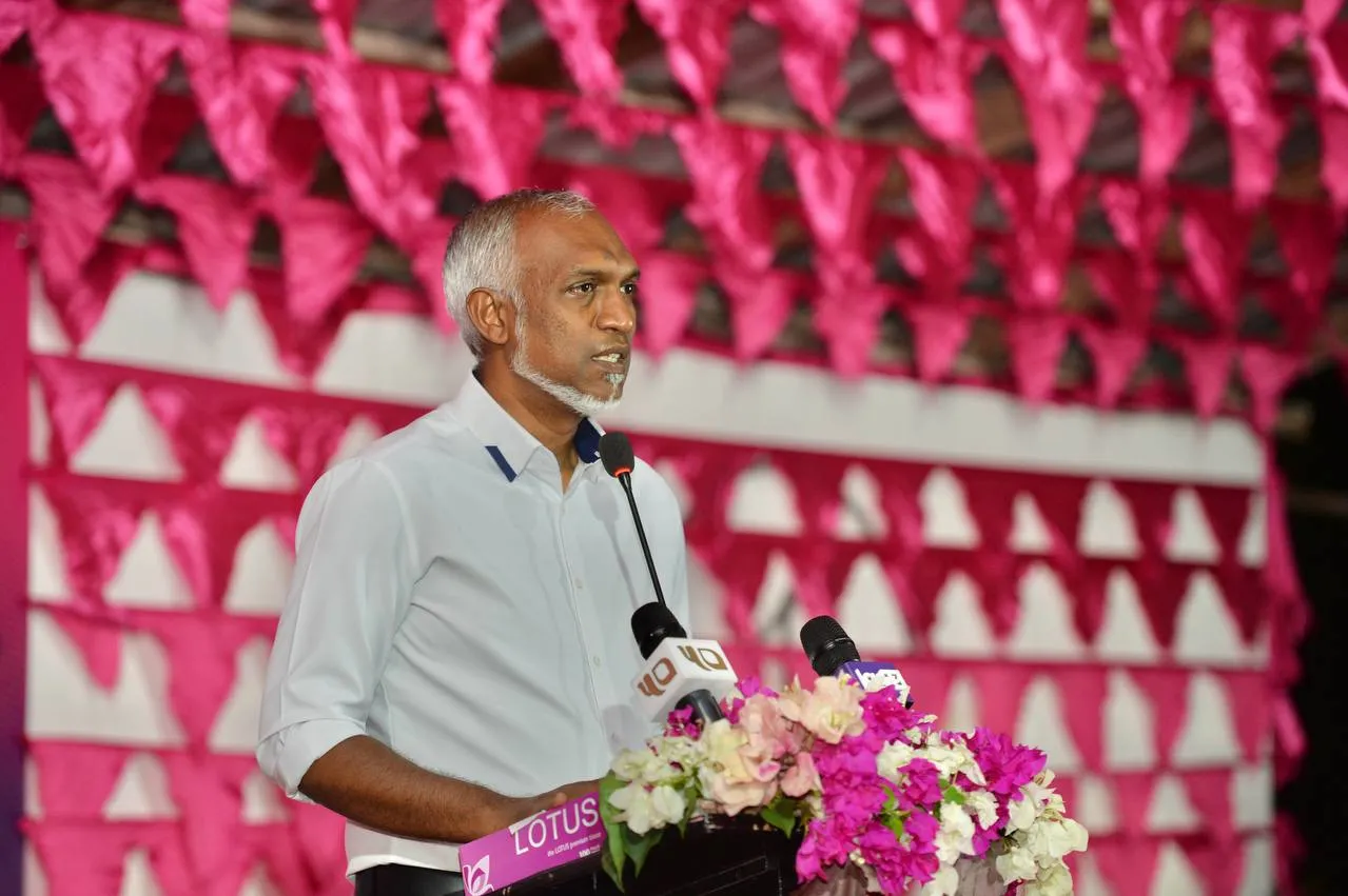 ގޯއްޗަށް ލާއިރު އަތުގައި އޮތް ކުޑަ ބިންކޮޅު ދޫކޮށްލަން ނުޖެހޭގޮތް ހަދާނަން: ޑރ މުއިއްޒު