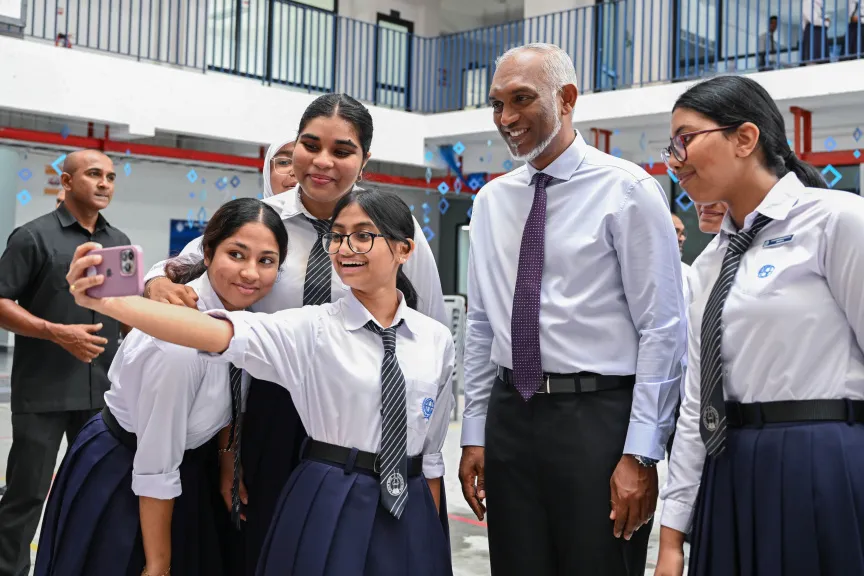 ވަގުތުގެ ބޭނުން ހެޔޮގޮތުގައި ހިފައި ކިޔެވުމަށް އިސްކަންދިނުމަށް ރައީސް މުޢިއްޒު ދަރިވަރުންނަށް އިލްތިމާސްކުރައްވައިފި 