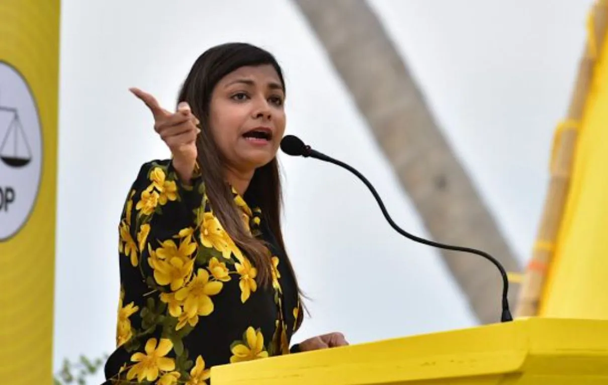 ރައީސް ނަޝީދު ސިކުނޑި ބޭނުން ކުރަން އިނގޭނަމަ ވެރިކަމުގެ ދައުރެއް ނިންމާނެ ބުއްދި ހުރީސް: ރޮޒައިނާ