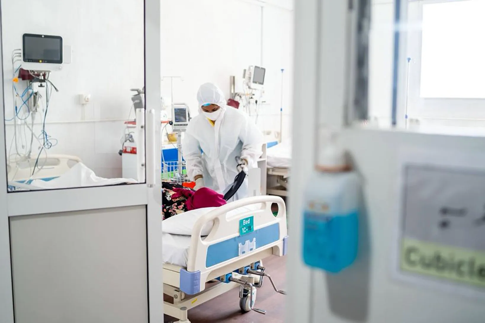 Medical staff attending to a patient (Photo/New York Times)