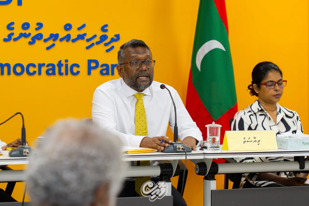 ފައްޔާޒް ވާހަކަދައްކަވަނީ..