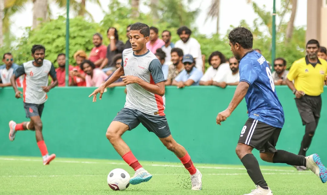 މުބާރާތުގެ ފުރަތަަމަ މެޗުގައި ކޯމޯ ކޮކޯ ކޮޅަށް ކްރޮސްރޯޑްސް އިން 13 ލަނޑުޖަހައިފި