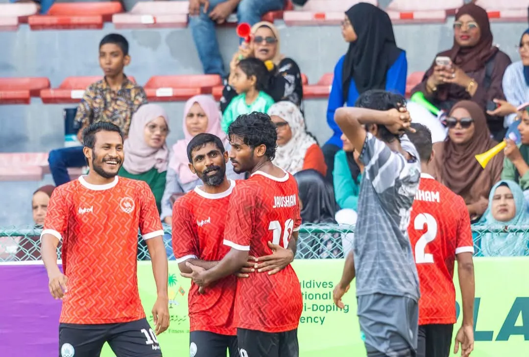 އޭދަފުށީގެ ކުޅުންތެރިން ނައިފަރުކޮޅަށް ލަނޑުޖެހުމަށްފަހު އުފާފާޅުކުރަނީ... ފޮޓޯ: ވަގުތު ސްޕޯޓްސް
