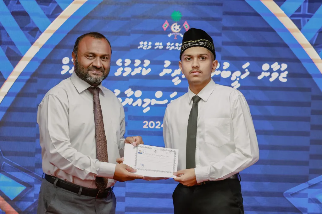 ޒުވާން ހަތީބުން ތަމްރީނުކުރުމުގެ ކުރުމުގެ ޕްރަގްރާމް ނިންމި ދަރިވަރަކަށް ސަނަދު ހަވާލު ކުރަނީ -- ފޮޓޯ: މިނިސްޓްރީ