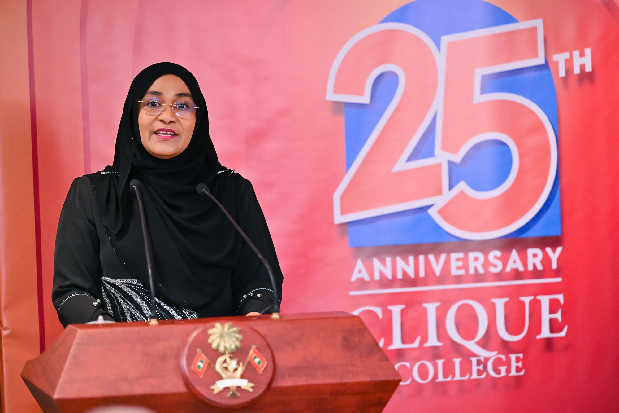 ސިޔާސަތު ފަދަ ދާއިރާތަކުން ދަރިވަރުން ތަމުރީނުކުރަނީ ގައުމުގެ މުސްތަގުބަލު ބިނާކުރަން: ފަސްޓް ލޭޑީ