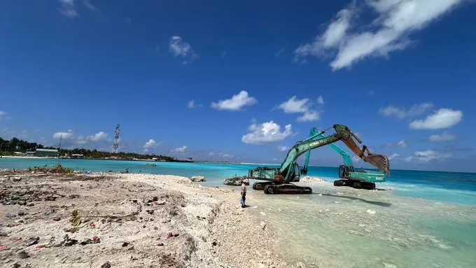 ފ.ނިލަންދޫގައި ދަޅުގައި މަސް ބަންދުކުރާ ކާރުޚާނާއަށް ބިން ހިއްކުމާއި ބަނދަރު ހެދުމުގެ ޢަމަލީ މަސައްކަތް ފަށައިފި
