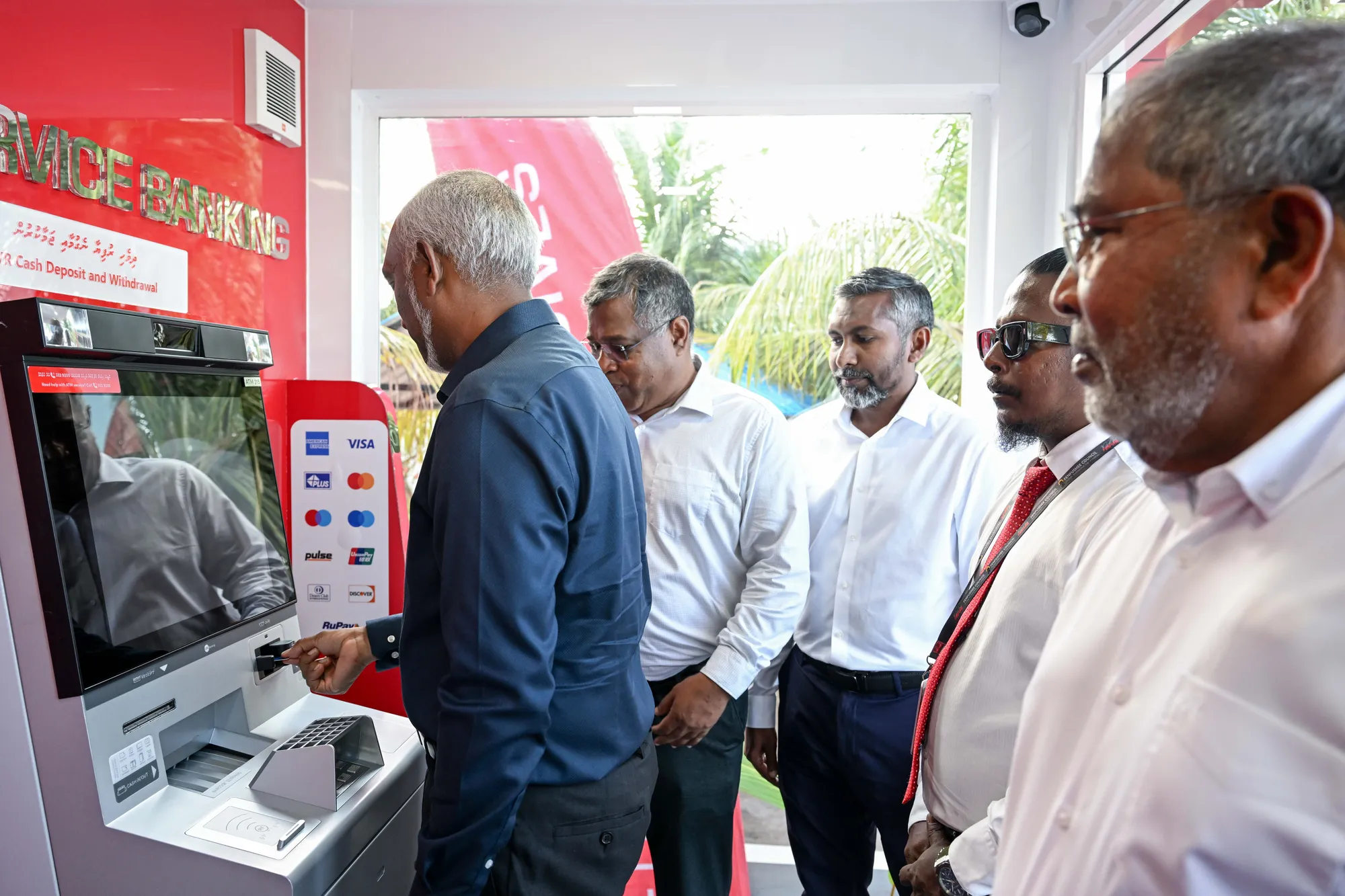 ފެންފުށީގައި ބީއެމްއެލް އޭޓީއެމް ހިދުމަތް ފައްޓަވައިދެއްވަނީ... ފޮޓޯ: ރައީސް އޮފީސް