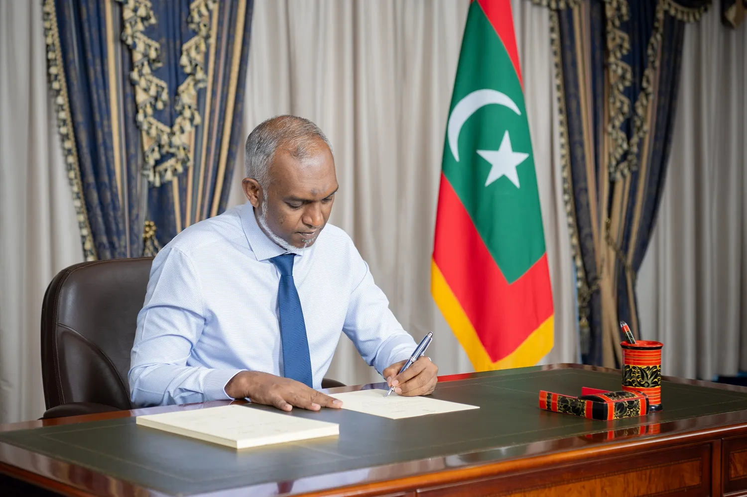 ދިވެހިރާއްޖޭގެ އިދާރީ ދާއިރާތައް ލާމަރުކަޒީ އުޞޫލުން ހިންގުމުގެ ޤާނޫނަށް 13 ވަނަ އިޞްލާޙު ގެނައުމުގެ ބިލު ތަސްދީގުކުރައްވައިފި