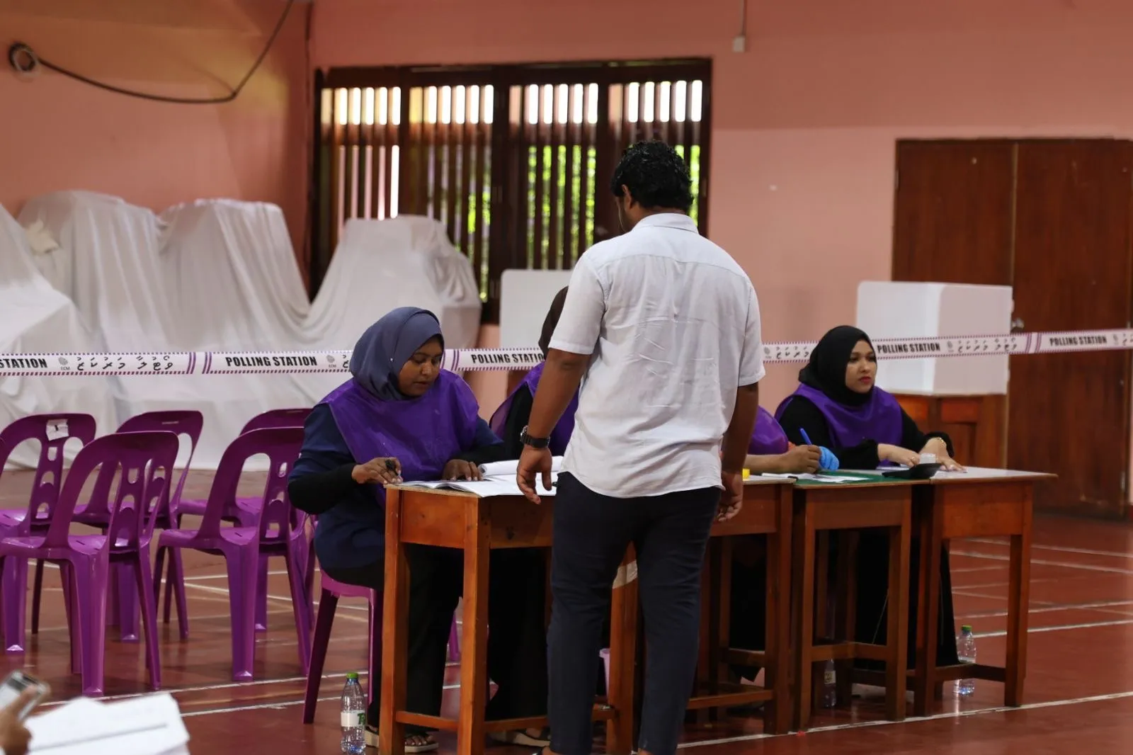 ވޯޓު ކަރުދާސް ދައްކާ ފަރާތްތަކާއި މެދު ޖިނާއީ ތަހުގީގުކޮށް ދައުވާ އުފުލޭނެ: އީސީ