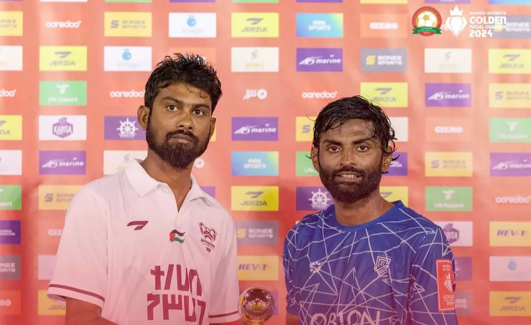 ނޭކުރެންދޫ އާއި ނައިވާދޫ ވާދަކުރި މެޗުގެ މޭން އޮފް ދަ މެޗަކަށް ހޮވުނު އަބްދުﷲ ޝާފިޢު.. ފޮޓޯ: ގޯލްޑަން ފުޓްސަލް އެސޯސިއޭޝަން
