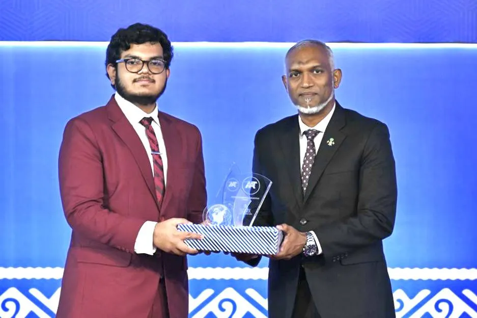 "މަތީ އަރުތަވެރިންގެ އިނާމު ދިނުމުގެ ޖަލްސާގެ ތެރެއިން: ފޮޓޯ/ ރައީސް އޮފީސް