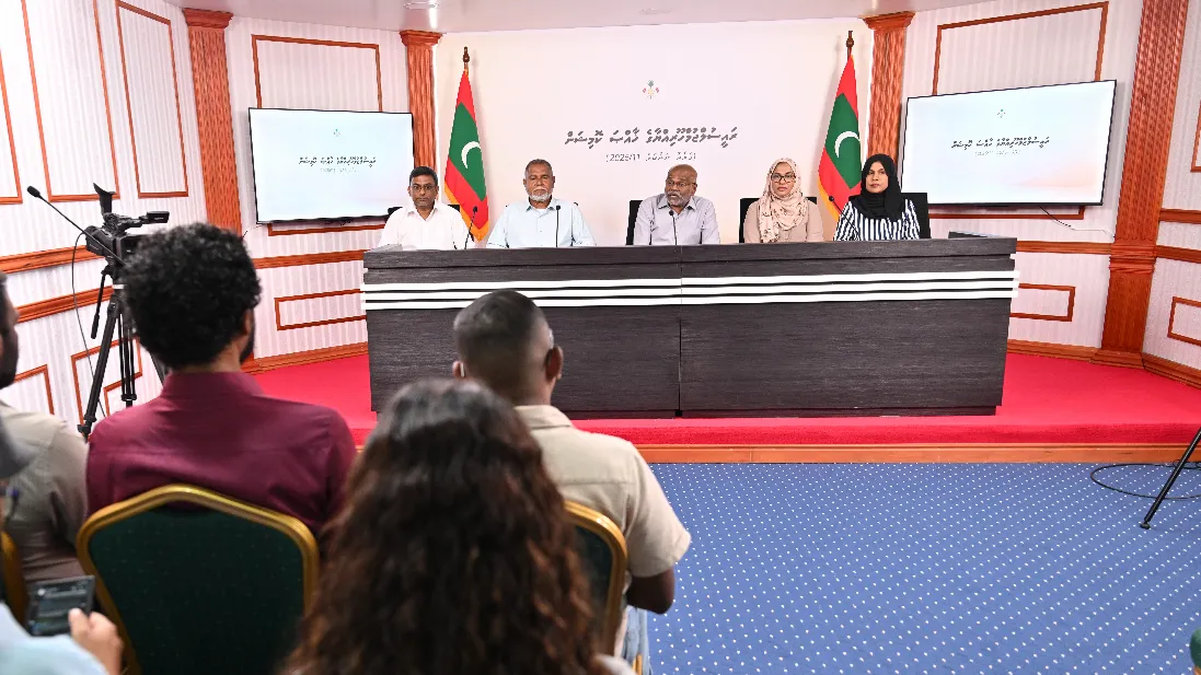 އިންކުއަރީ ކޮމިޝަންގެ ނޫސްވެރިންގެ ބައްދަލުވުމުގެ ތެރެއިން: ފޮޓޯ/ ރައީސް އޮފީސް