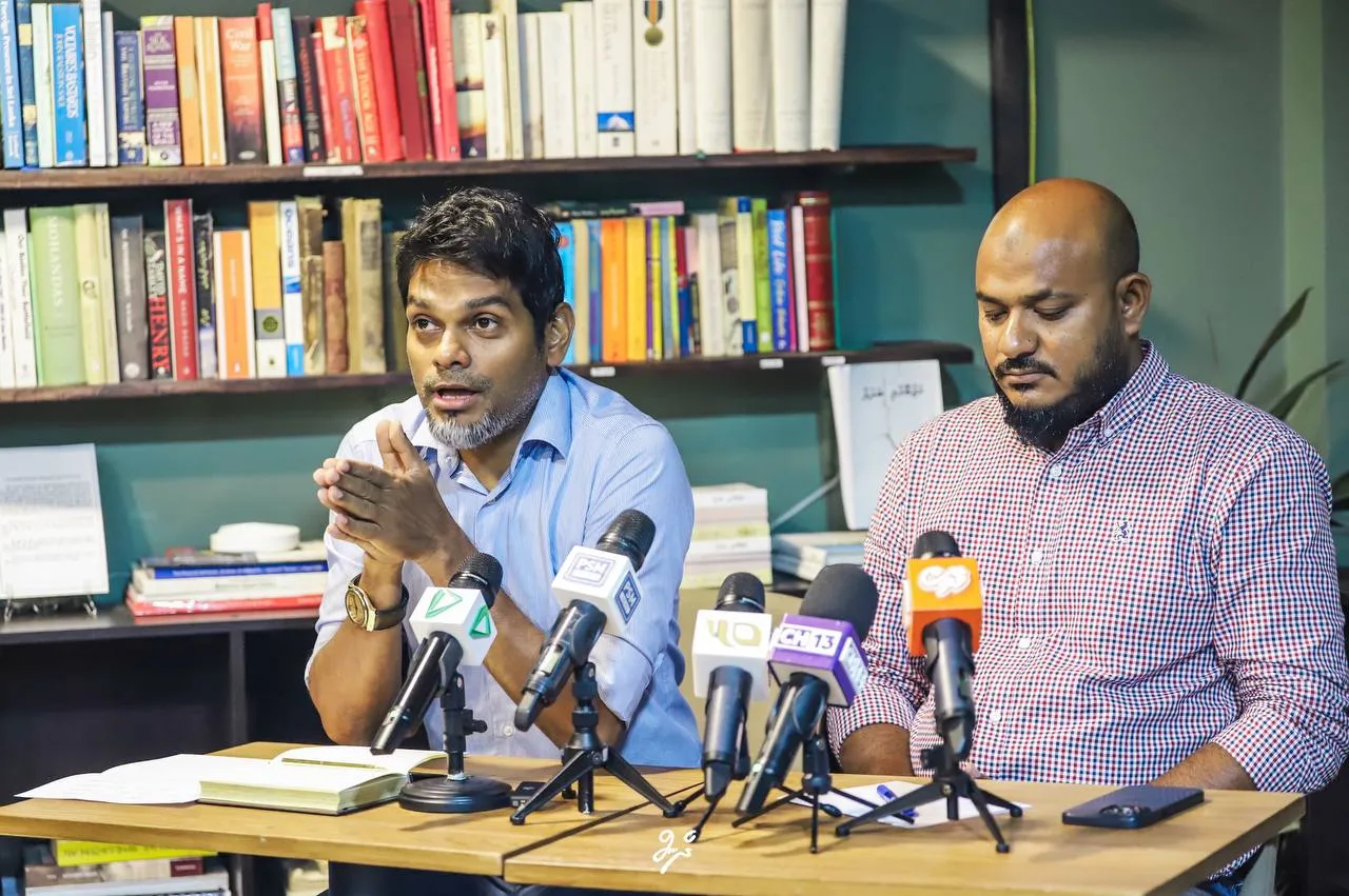 އަޅުގަނޑުމެން އިންޑިޔާ އައުޓް ހަރަކާތާއި އެއްކޮށްވެސް ދެކޮޅު؛ އިދިކޮޅަށް ދުލެއް ނުދޭނަން: ޑިމޮކްރެޓްސް