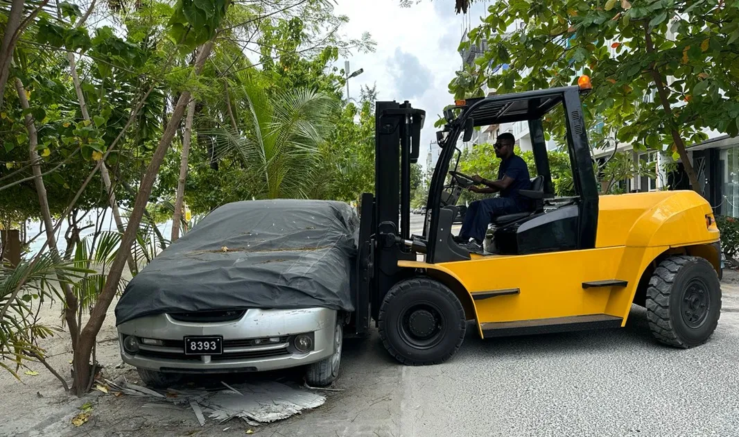 ހުޅުމާލޭގައި ނުގަވައިދުން ޕާކްކޮށްފައިހުރި ވެހިކަލްތައް ފުލުހުން ނަގަން ފަށައިފި