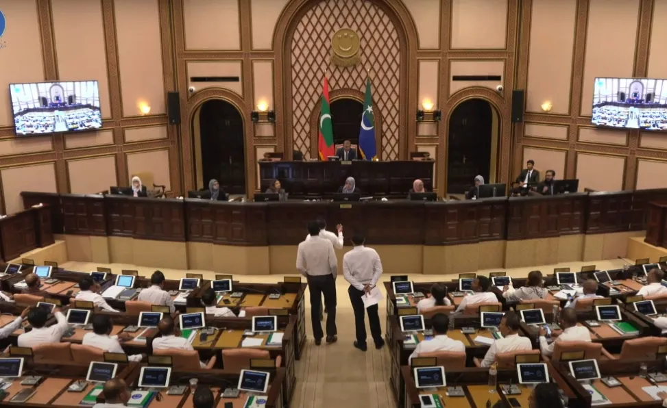 ސައި ގަޑި ޖެހުނު އިރުވެސް ރިފްޢަތުގެ މައްސަލަ ހުށަނޭޅުނު؛ މެންބަރުން ތިއްބެވީ ނިޒާމީ ނުކުތާ ނެންގެވުމާއި ލަވަ ޖެހުމުގައި!
