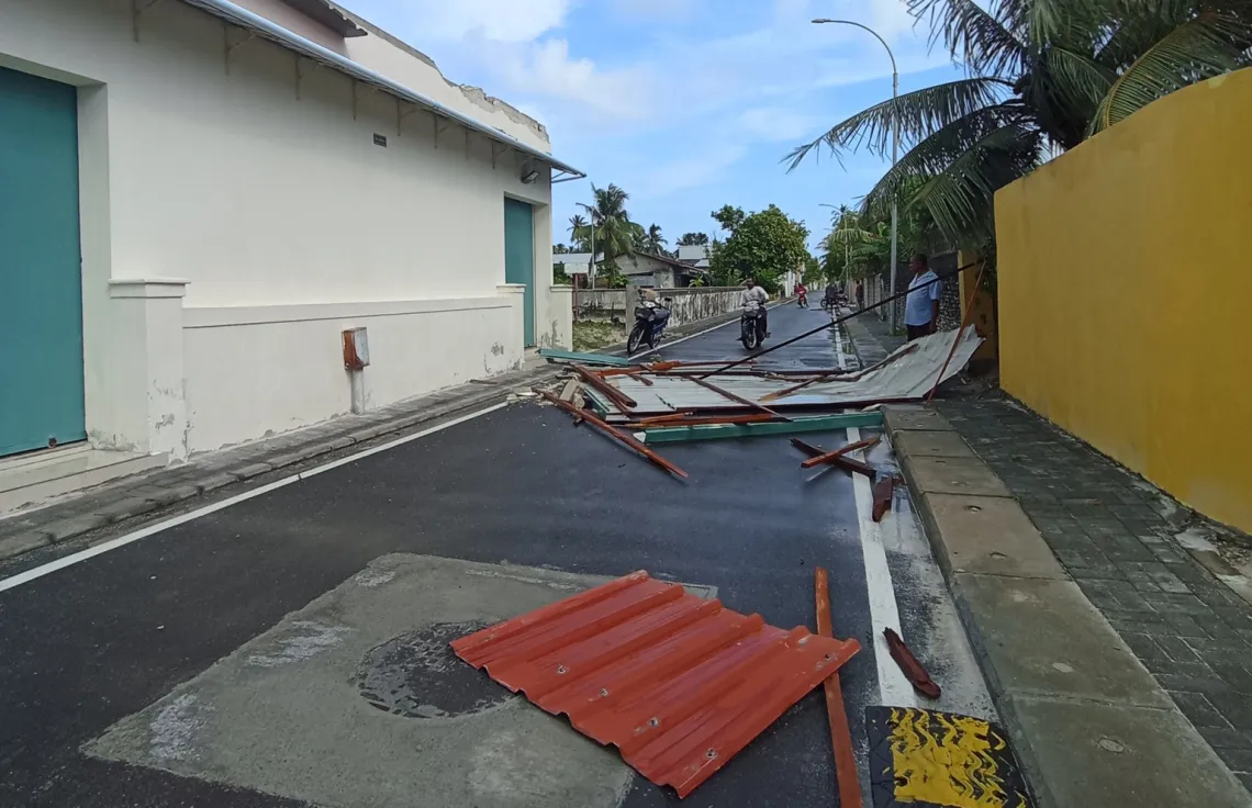 ގަދަ ވަޔާއެކު އައްޑޫސިޓީ ހަ ގެއެއްގެ ފުރާޅު އެއްލާލައިފި