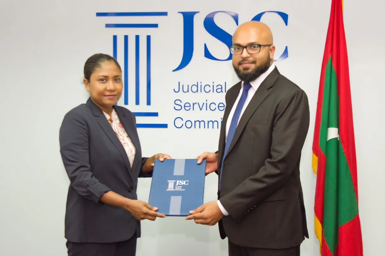 ސިވިލްކޯޓްގެ އިސް ޤާޟީ ކުއްލި ގޮތަކަށް އަވަހާރަވެއްޖެ