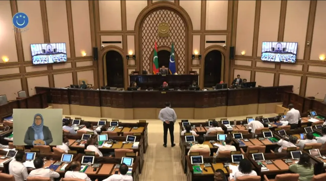 މަޖިލިސް ރަނގަޅަށް ނުފެށެނީސް، ނިޒާމީ ނުކުތާ ތަކާއި، "ޗޯރޭ" އޭ ގޮވައި، އަޑުގަދަ ކުރުމުން، މަޖިލިސް ހޫނުވެ، މެދުކަނޑާލައިފި!