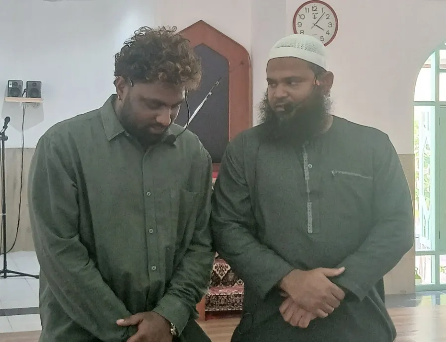 އައްޑޫސިޓީ ފޭދޫގައި މަސައްކަތްކުރާ ލަންކާއަށް ނިސްބަތްވާ މީހަކު އިސްލާމްވެއްޖެ