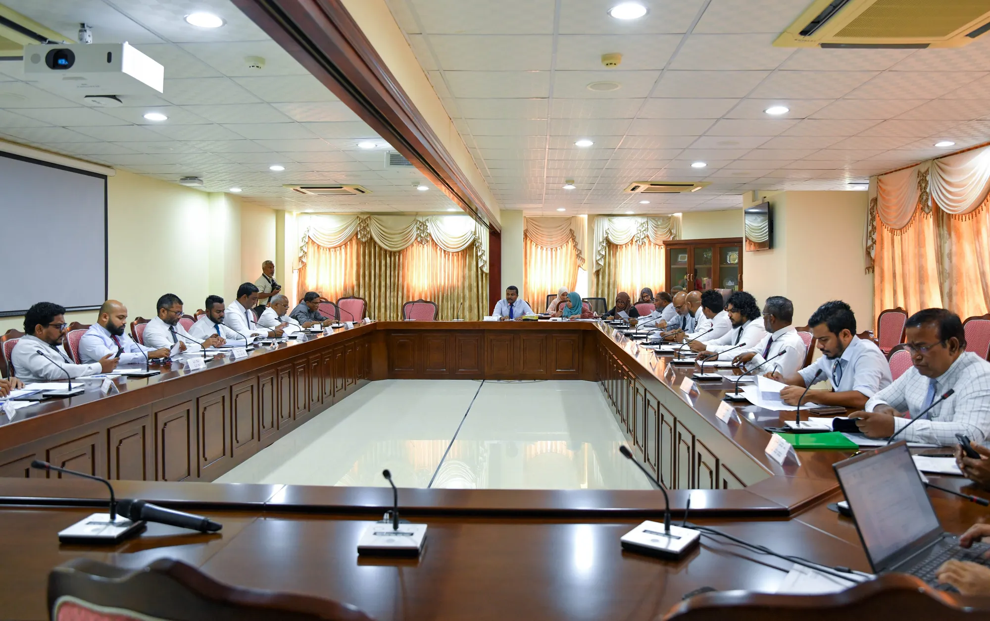ރައްޔިތުންގެ މަޖިލީހުގެ ބަޖެޓް ދިރާސާކުރާ ކޮމިޓީ ގެ ބައްދަލުވުމެއް-- ފޮޓޯ: މަޖިލިސް