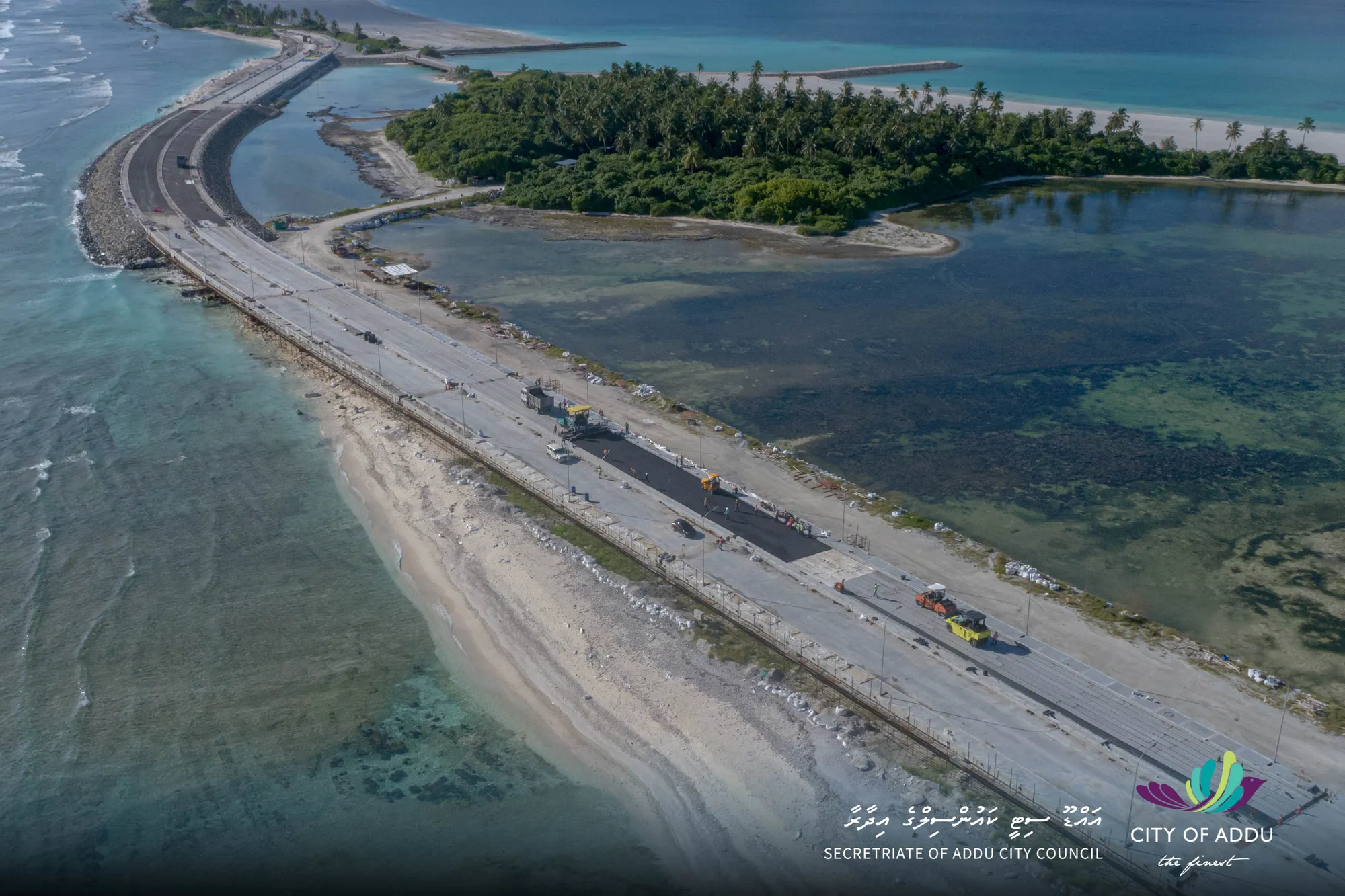 ހަންކެޑެ ސަރަހައްދުގައި ތާރު އެޅުމުގެ މަސައްކަތް ކުރިއަށް ދަނީ-- ފޮޓޯ: އައްޑޫ ސިޓީ ކައުންސިލް