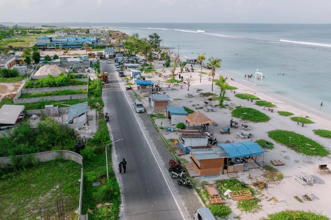 ހުޅުމާލޭ ބީޗް ސަރަގައްދުގައި ޖަހާފައި ހުރި ހަޓްތައް: ފޮޓޯ/ އެޗްޑީސީ