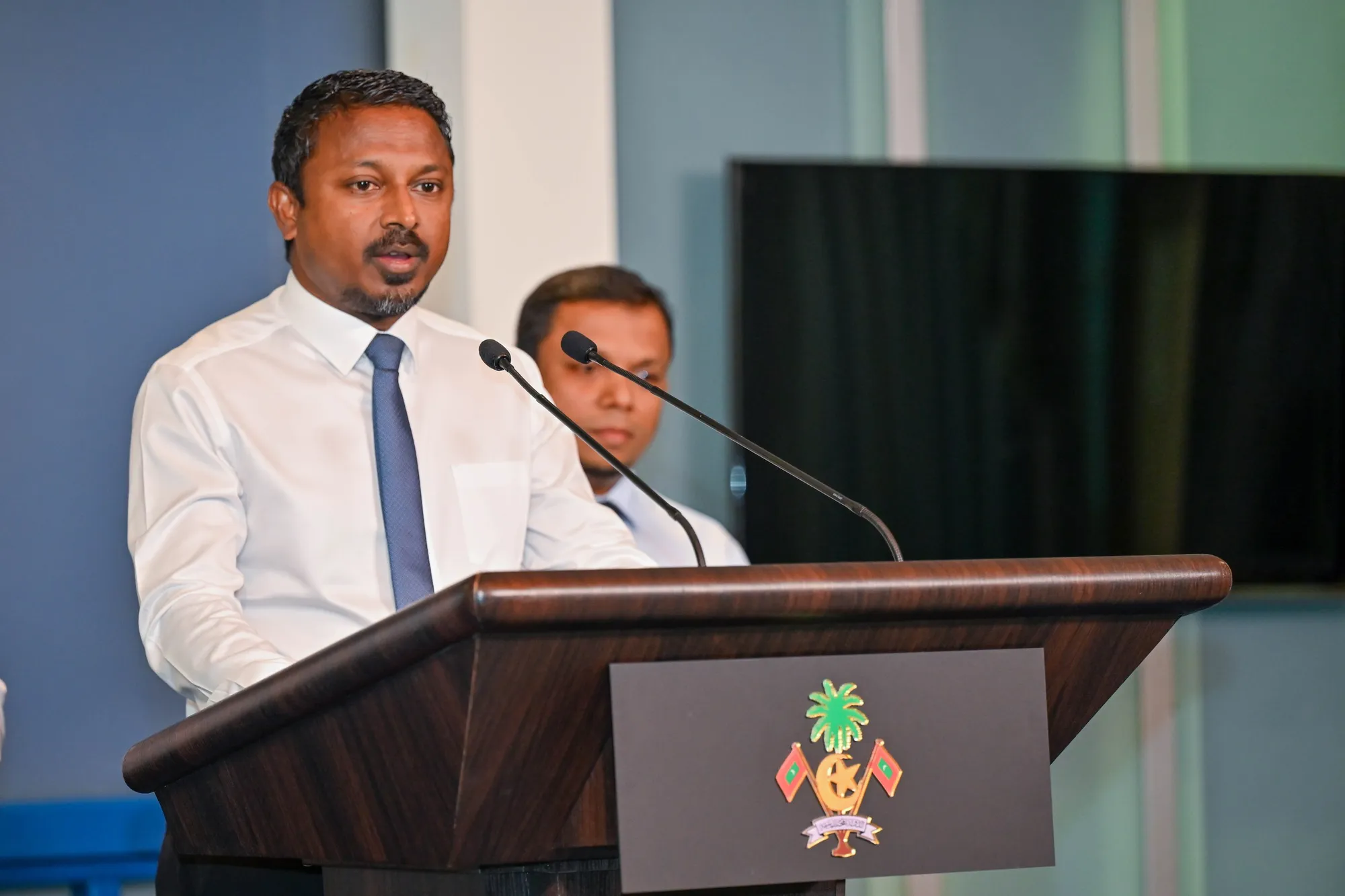 މިއަދު ބޭއްވި ޕްރެސްގައި އުޝަމް ވާހަކަ ދައްކަވަނީ -- ފޮޓޯ: ވޮއިސް