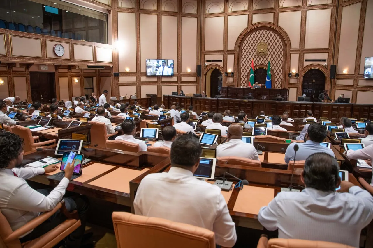 މެންބަރުންގެ "ޕްރީމިއަމް" ހެލްތު އިންޝުއަރެންސް އުވާލުމަށް ގޮވާލާ ޕެޓިޝަނަށް 6،977 ސޮއި ލިބިއްޖެ