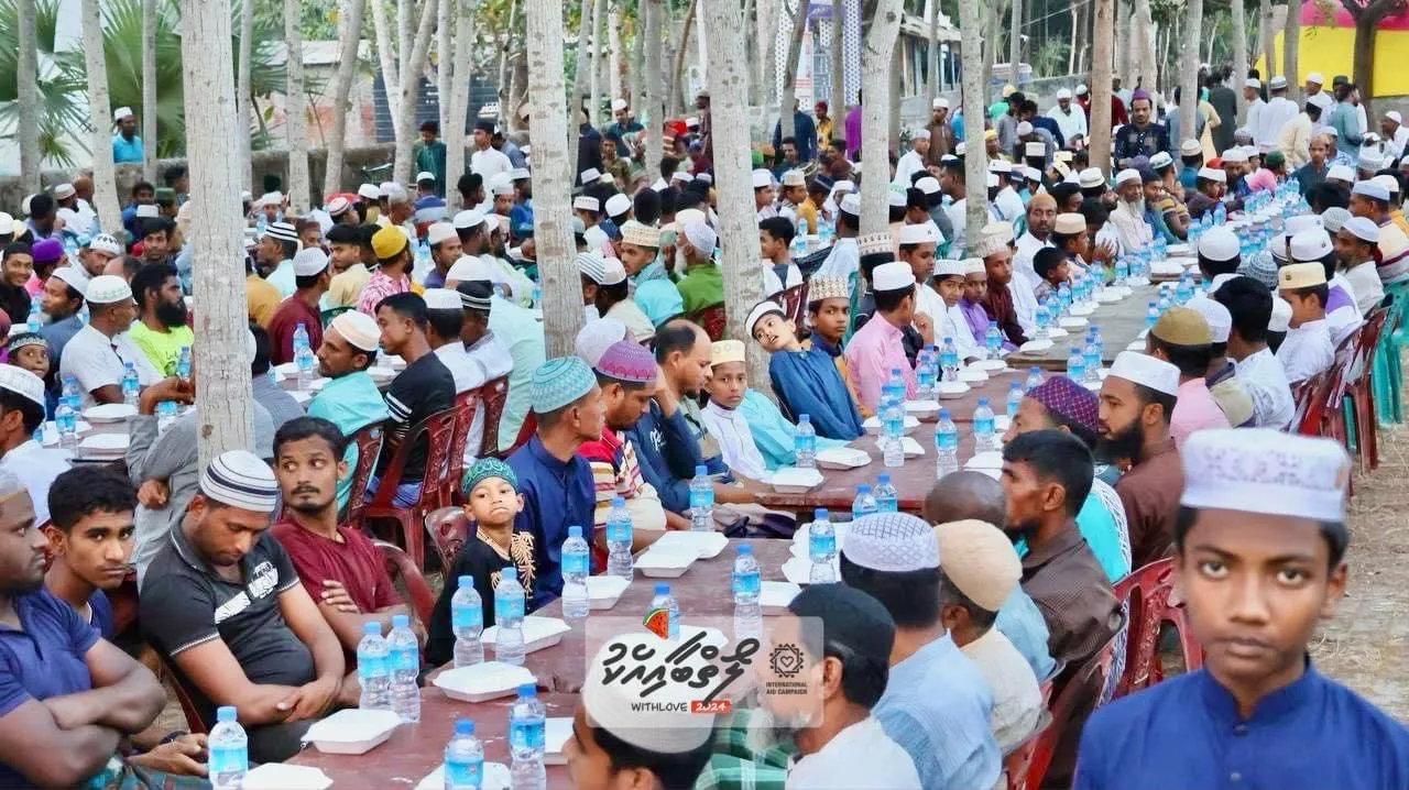 ބަންގލަދޭޝްގެ ރައްޔިތުންނަށް ކުރިއަށް ގެންދިޔަ ރޯދަ ވީއްލުމުގެ ތެރެއިން- ފޮޓޯ/ އައިއޭސީ