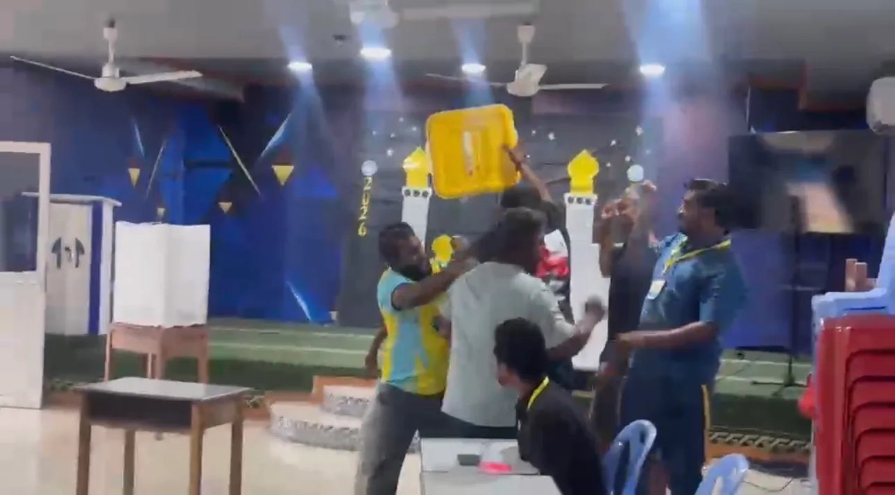 އެމްޑީޕީ ޗެއާޕާސަން އިންތިޚާބު: ފީއަލީ ވޯޓު ފޮށި ވޯޓުލާ މަރުކަޒުން ބޭރަށް ގެންގޮސްފި