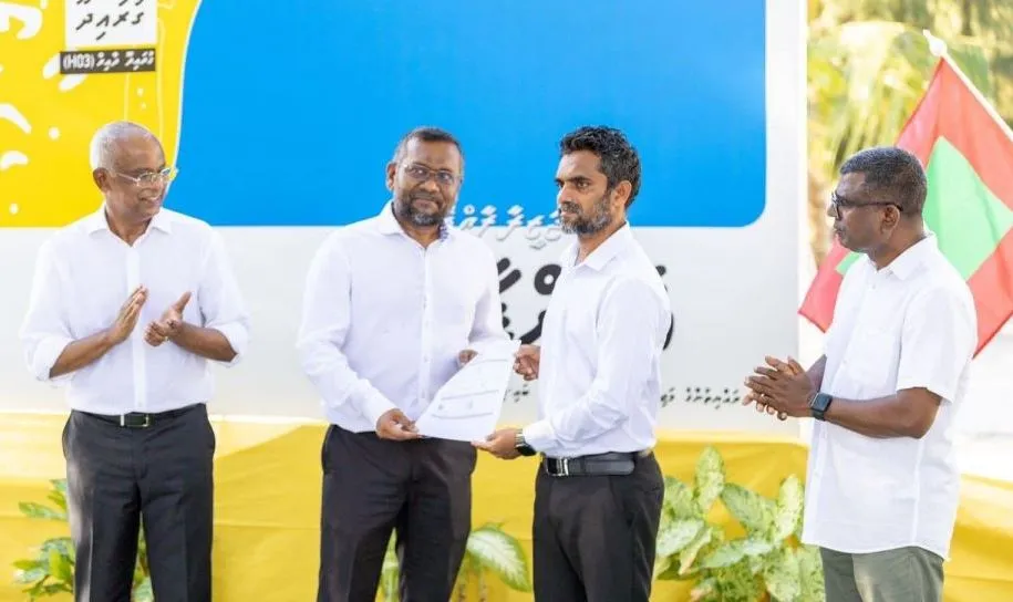 ގުޅީ ކައުންސިލްގެ ރައީސް އެމްޑީޕީއަށް ސޮއިކޮށްފި