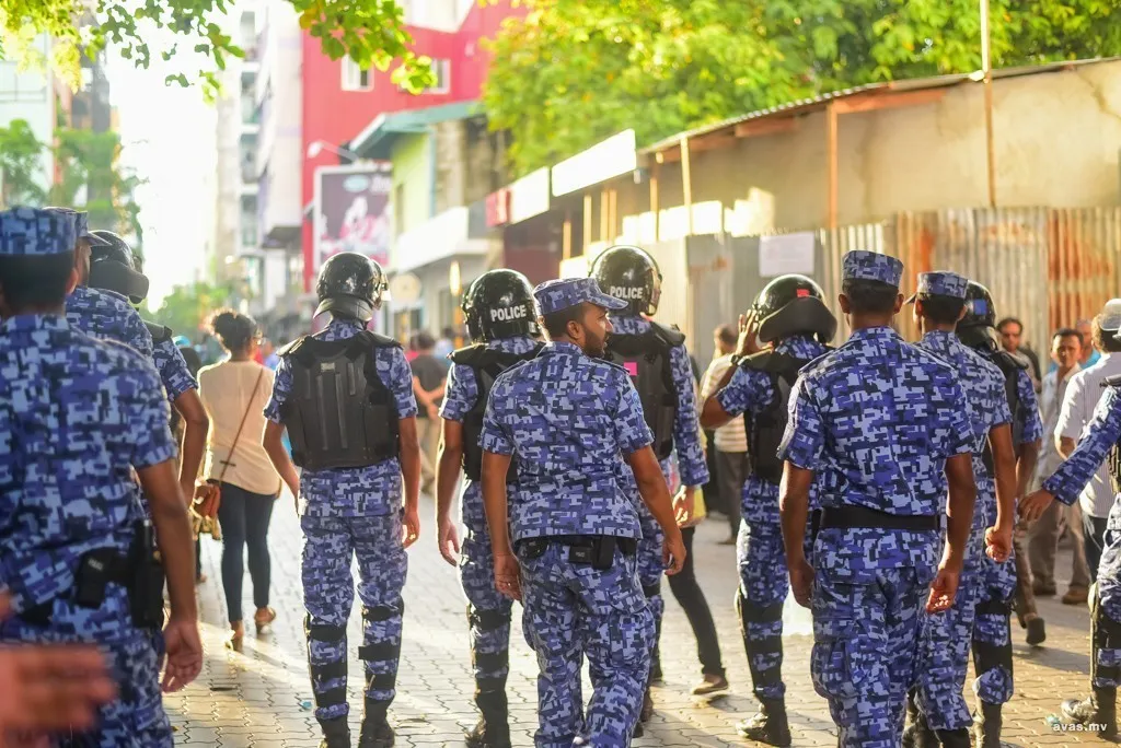 ފުލުހުން މަގުމަތީގައި ހަރަކާތްތެރިވަނީ: ފޮޓޯ/ އަވަސް