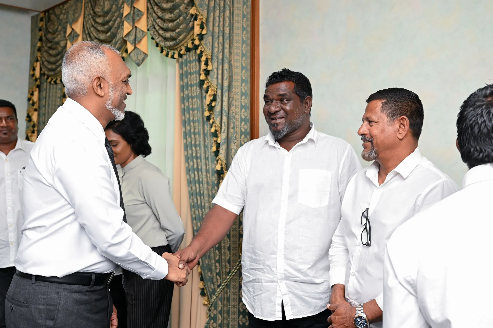 ކެޔޮޅުންނާ ރައީސް ޑރ.މުއިއްޒު ބައްދަލުކުރައްވަނީ.. ފޮޓޯ: ރައީސް އޮފީސް