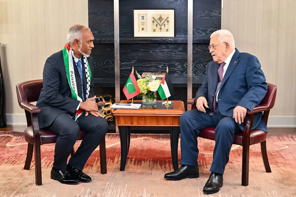 ރައީސް މުޢިއްޒު ފަލަސްތީނުގެ ރައީސާ ބައްދަލު ކިރެއްވުން: ފޮޓޯ/ ރައީސް އޮފީސް