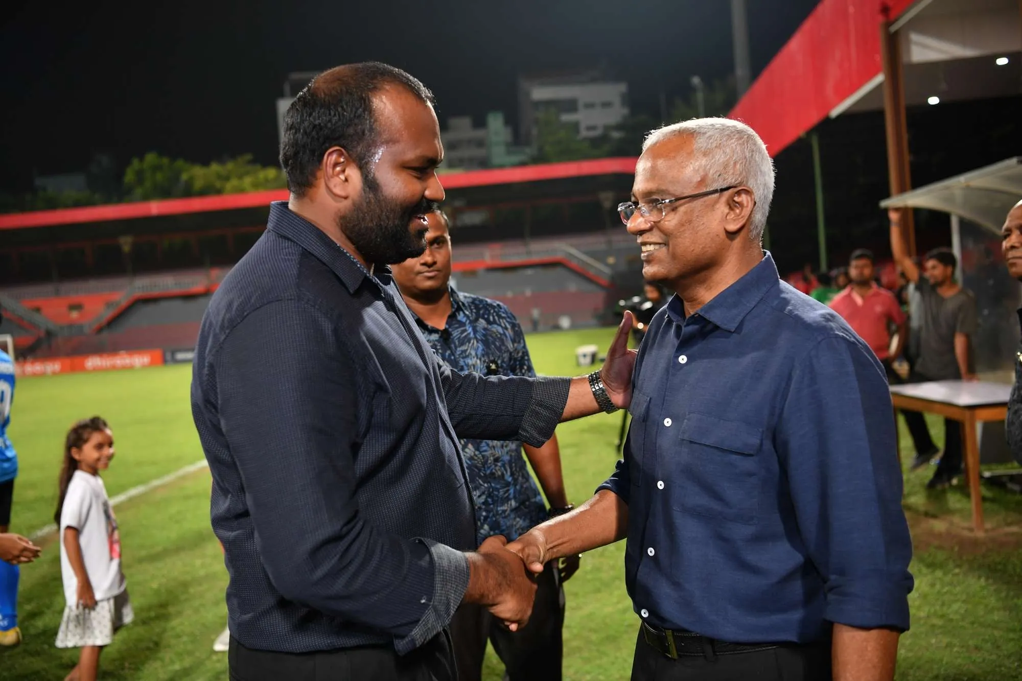 ކުރީގެ ރައީސް އިބްރާހީމް މުޙައްމަދު ޞާލިޙުއާއި އެމަނިކުފާނުގެ ވެރިކަމުގެ ފުރަތަމަ ޓުއަރިޒަމް މިނިސްޓަރ ޢަލީ ވަޙީދު.