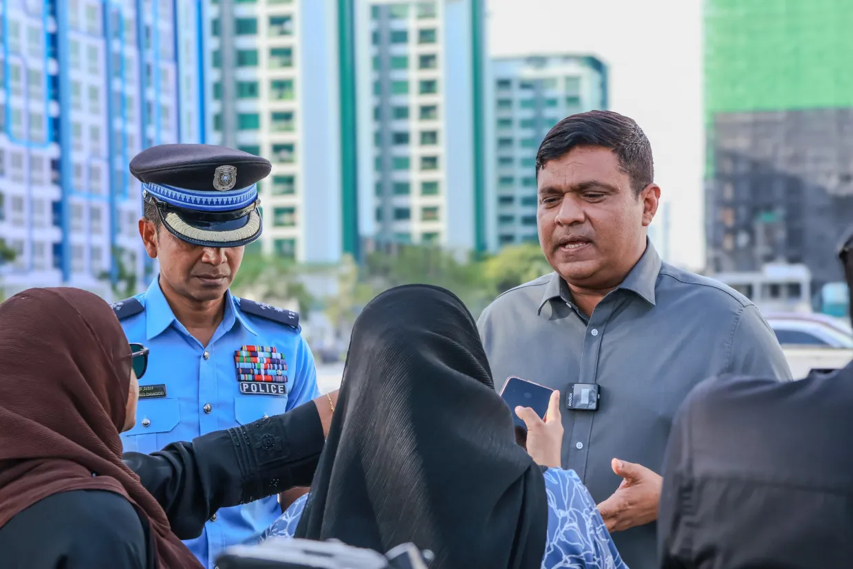 އުޅަނދުތައް ޕާކުކުރަން ޚާއްސަކުރި ބިމުގައި މިނިސްޓަރު އަމީން ނޫސްވެރިންނަށް މައުލޫމާތު ދެއވަނީ -- ފޮޓޯ:  މިނިސްޓްރީ