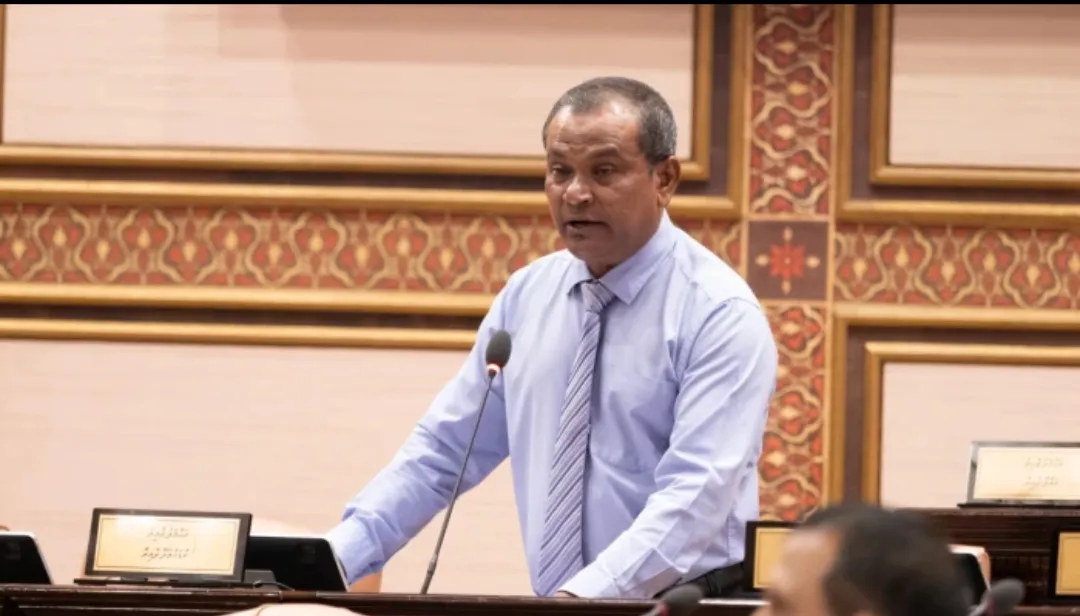 ފުލުހުންގެ އަމުރަށް ނުކިޔަމަންތެރިވެ ހަޑިހުތުރުބަހުން މުއާމަލާތް ކުރުމުން އާމިރު ހައްޔަރުކޮށްފި!