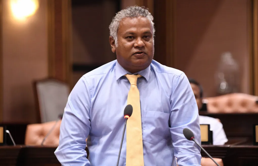 ރައީސް ނަޝީދު މަގާމުން ދުރުކުރުން ހުއްޓުވަން ކުރެވޭނީ ދެކަމެއް؛ އެ ދެ ކަމުގެ ހައްލުވެސް އެބައޮތް: ނިޔާޒު