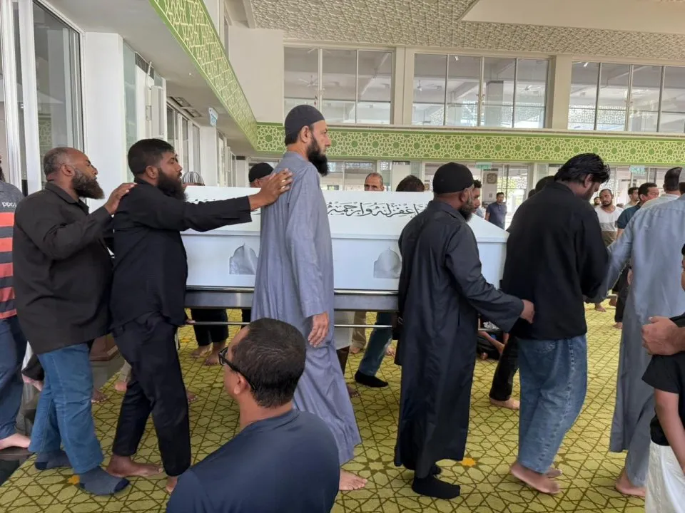 ޝައިޚް ފަރީދުގެ މައްޗަށް ކަށުނަމާދު ކުރުމަށްފަހު ސަންދޯއް ސަހަރާއަށް ގެންދަނީ. ފޮޓޯ: ހުރިހާ