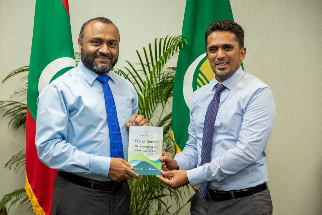 ހުކުރު ޚުތުބާ އިނގިރޭސި ބަހަށް ތަރުޖަމާ ކުރުން-- ފޮޓޯ/ މިނިސްޓްރީ