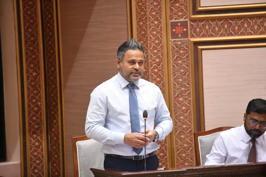 މިއަދުގެ މަޖިލީހުގެ ޖަލްސާގައި މެންބަރުންގެ ސުވާލުތަކަށް ވަޒީރު އަހުމަދު ޝިޔާމް ޖަވާބު ދެއްވަނީ-- ފޮޓޯ/ މަޖިލިސް