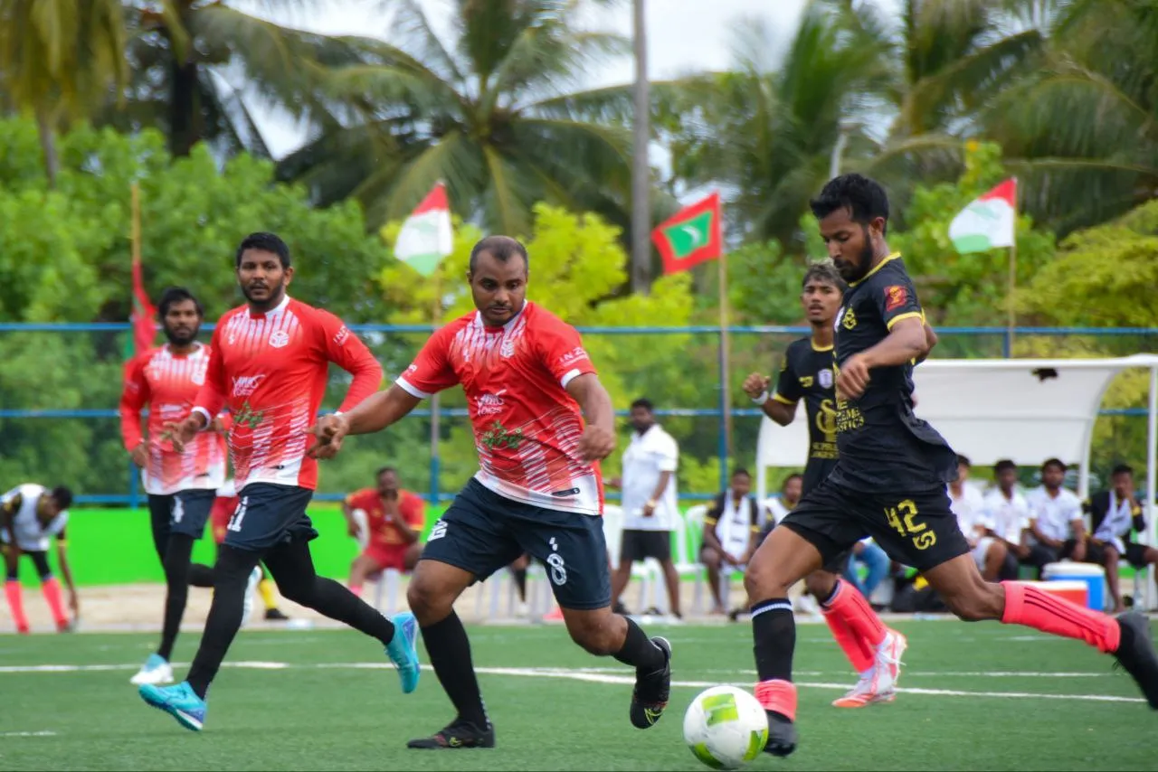 ޔަންގް ޑީޖީޑީ އާއި އެމްޖީ ފުޓްބޯޅަ ޓީމު ވާދަކުރި މެޗުގެ ތެރެއިން.. ފޮޓޯ: މާންގްރަފީ