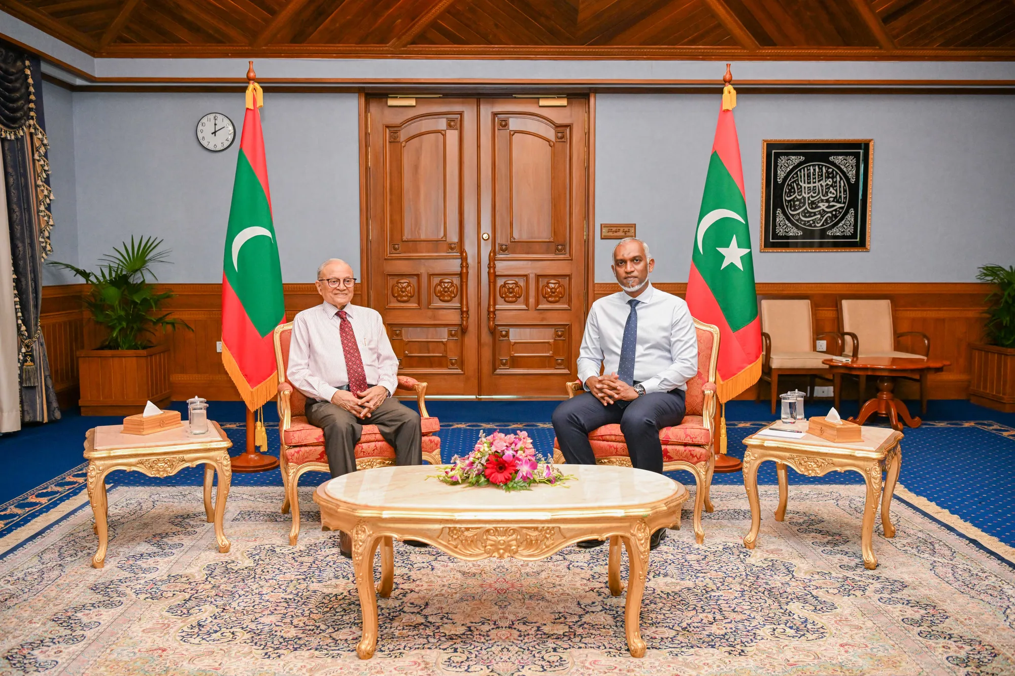 ކުރީގެ ރައީސް މައުމޫނާއެކު ރައީސް ޑރ. މުޢިއްޒު -- ރައީސް އޮފީސް