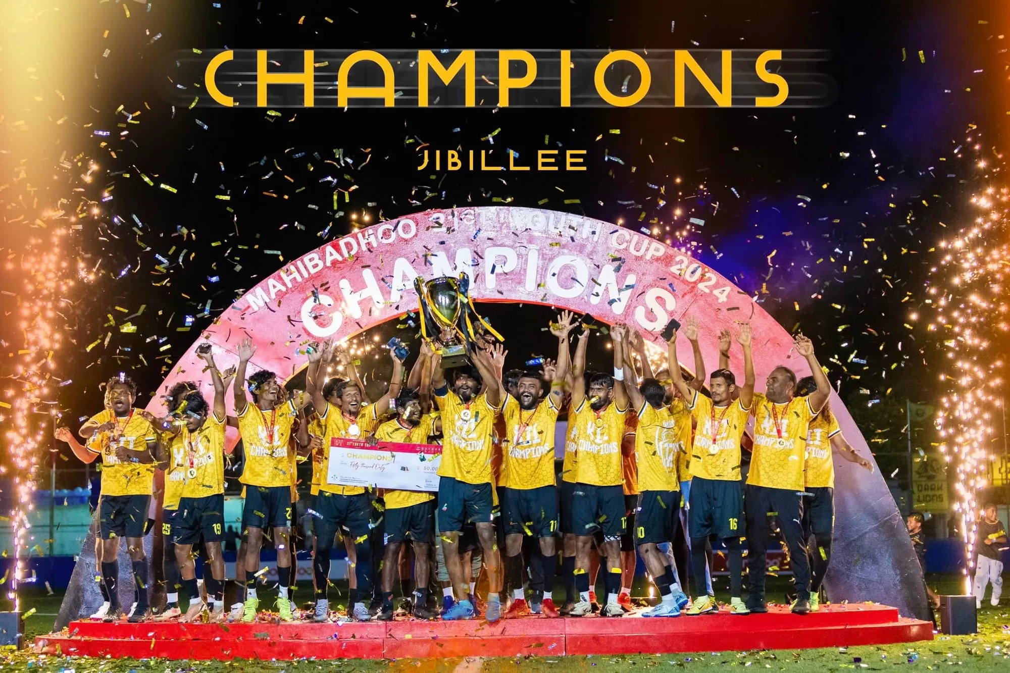 މަހިބަދޫ 21 ވަނަ ޒުވާނުންގެ ފުޓުބޯޅަ މުބާރާތުގެ ތަށި، ޖިބިއްލީން އުފުލާލަނީ—ފޮޓޯ/ މަހިބަދޫ ޔޫތު ފުޓުބޯލް