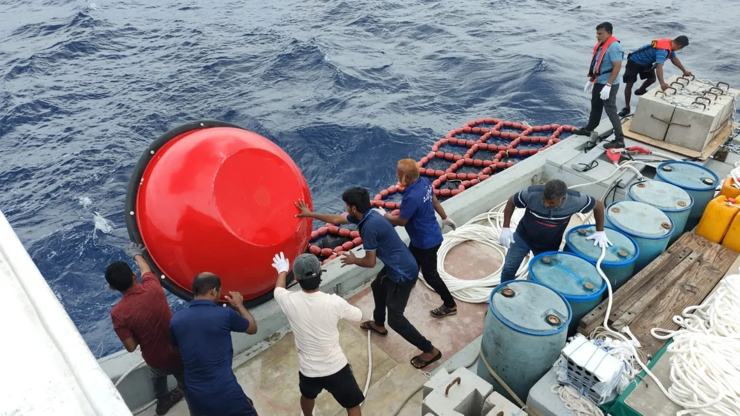 ށ.ފުނަދޫ އިރު އުތުރުން 11.5 މޭލު ބޭރުގައި ކަނދުފަތި އަޅަނީ