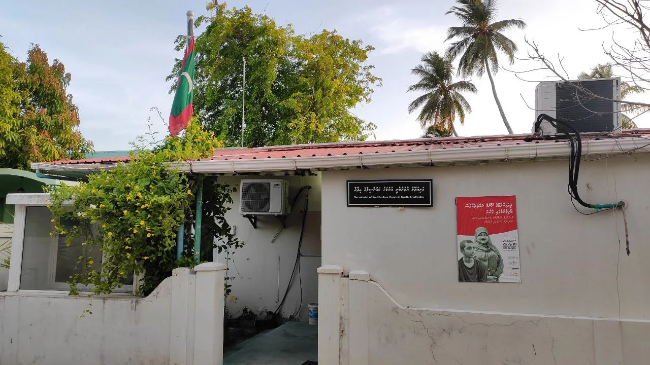 އުކުޅަހުގައި ސަފާރީއެއް ބަނދަރުގައި ބާއްވައިގެން ރާ ވިއްކާ ކަމަށް ބުނެ އާއްމުން ކައުންސިލަށް