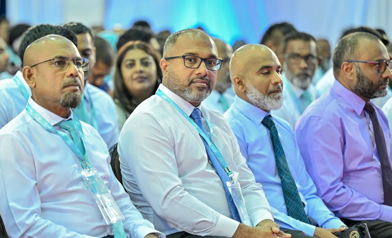 އެވެރިންނަށް އޮތީ ލޯނު ނެގުން، މިވެރިންނަށް އޮތީ ދެއްކުން: އިހުސާން
